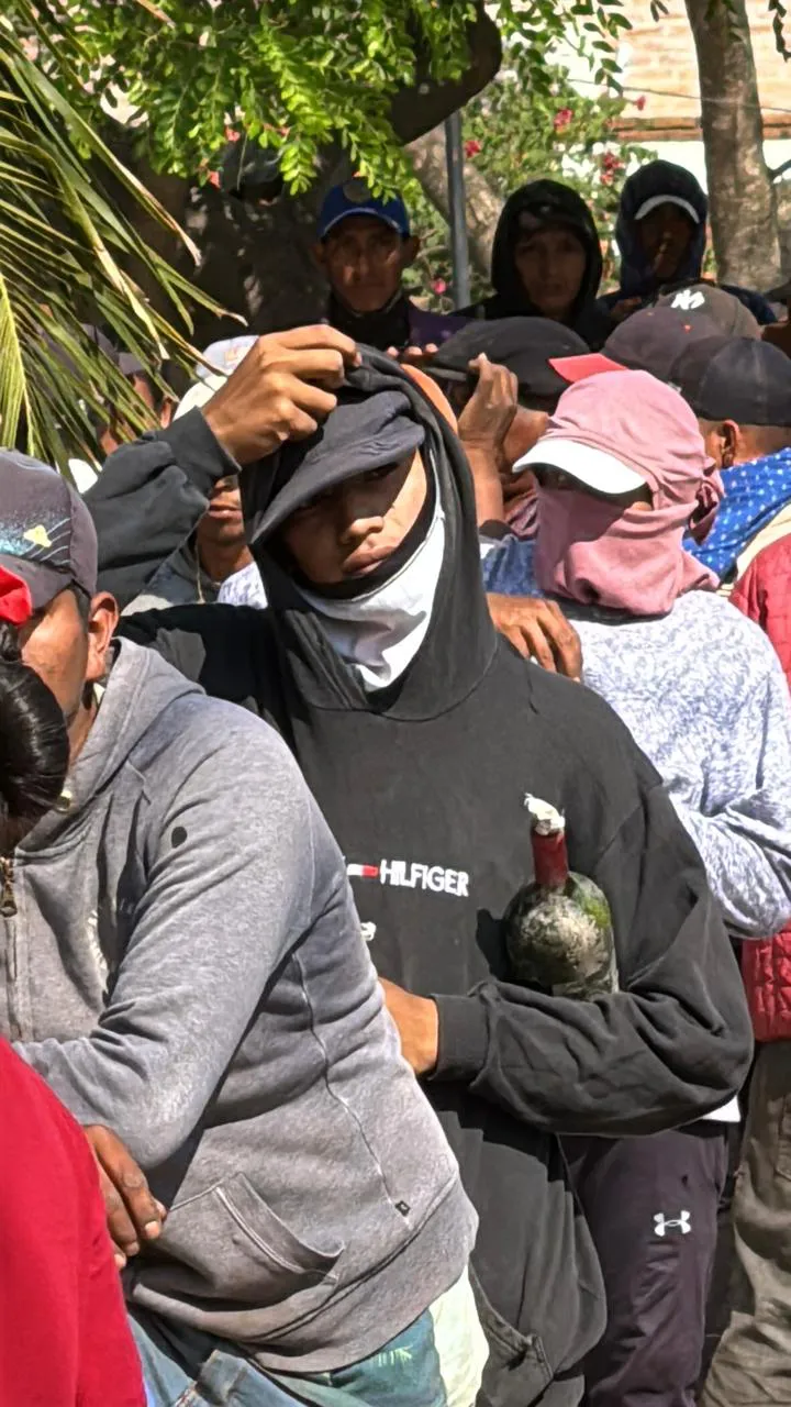 originarios con bombas molotov